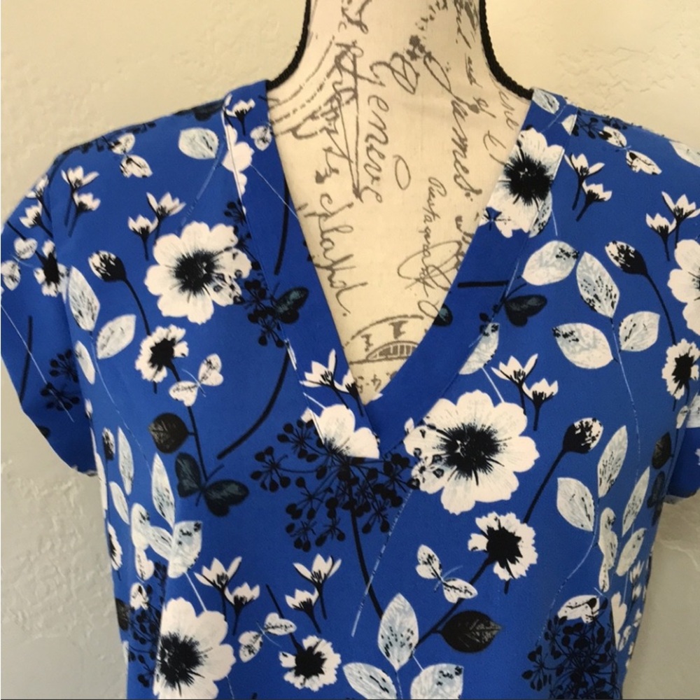 Hilary Radley V-Neck Floral Top
Short Sleeve
Size Medium - Picture 7 of 7